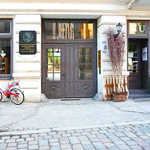 House entrance location Berlin cobblestone street